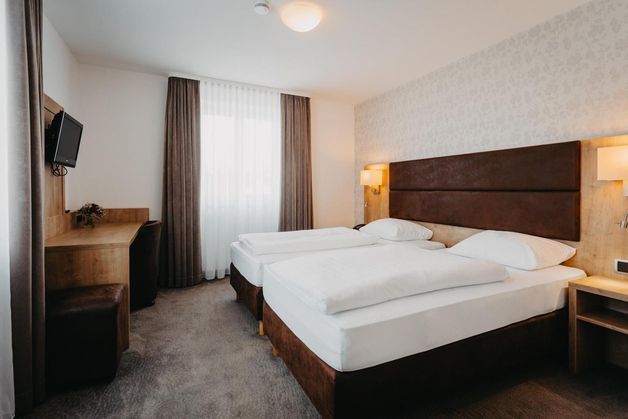 Hirschenwirt Hotel Eichstatt Bagian luar foto