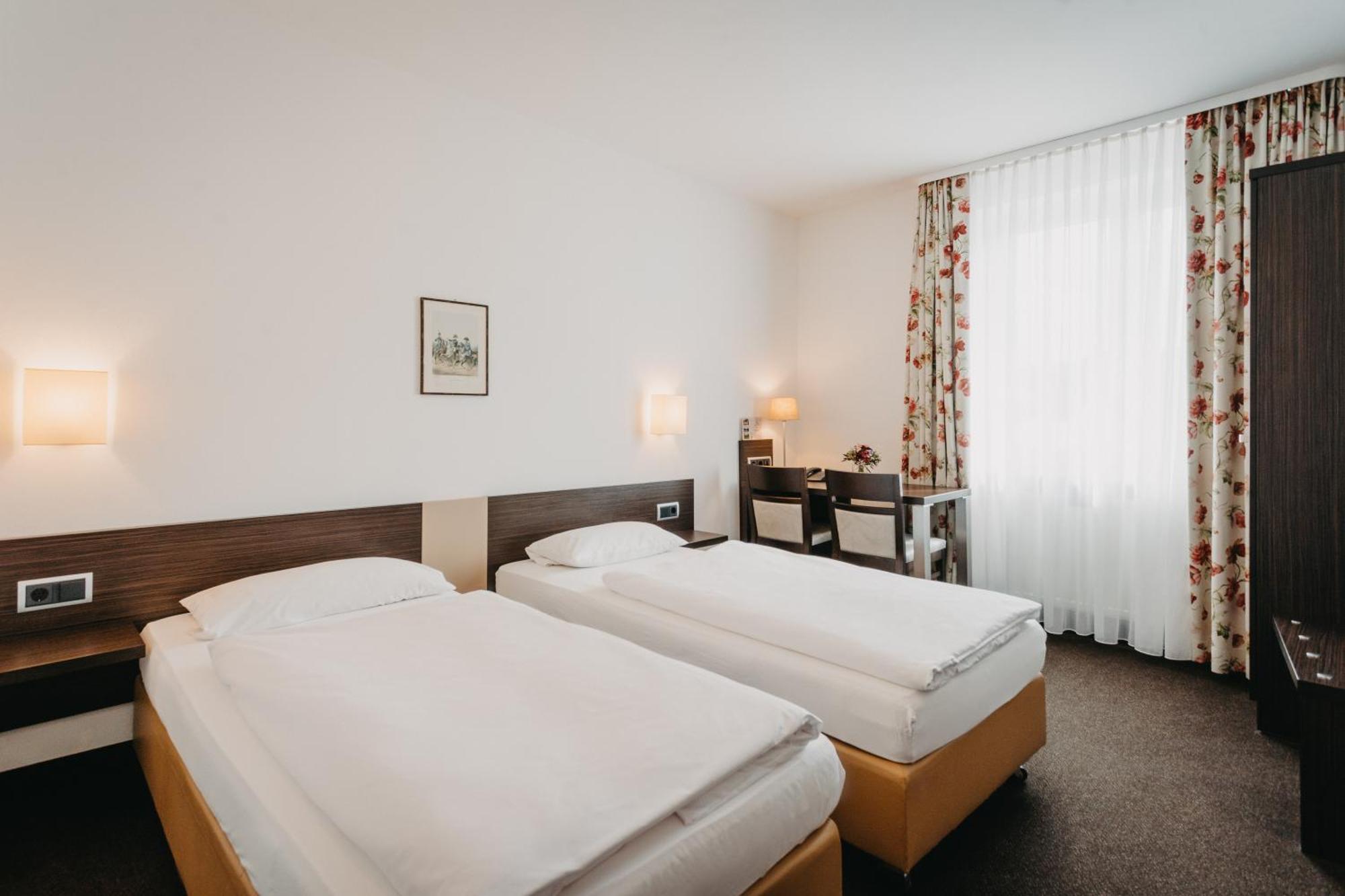 Hirschenwirt Hotel Eichstatt Bagian luar foto